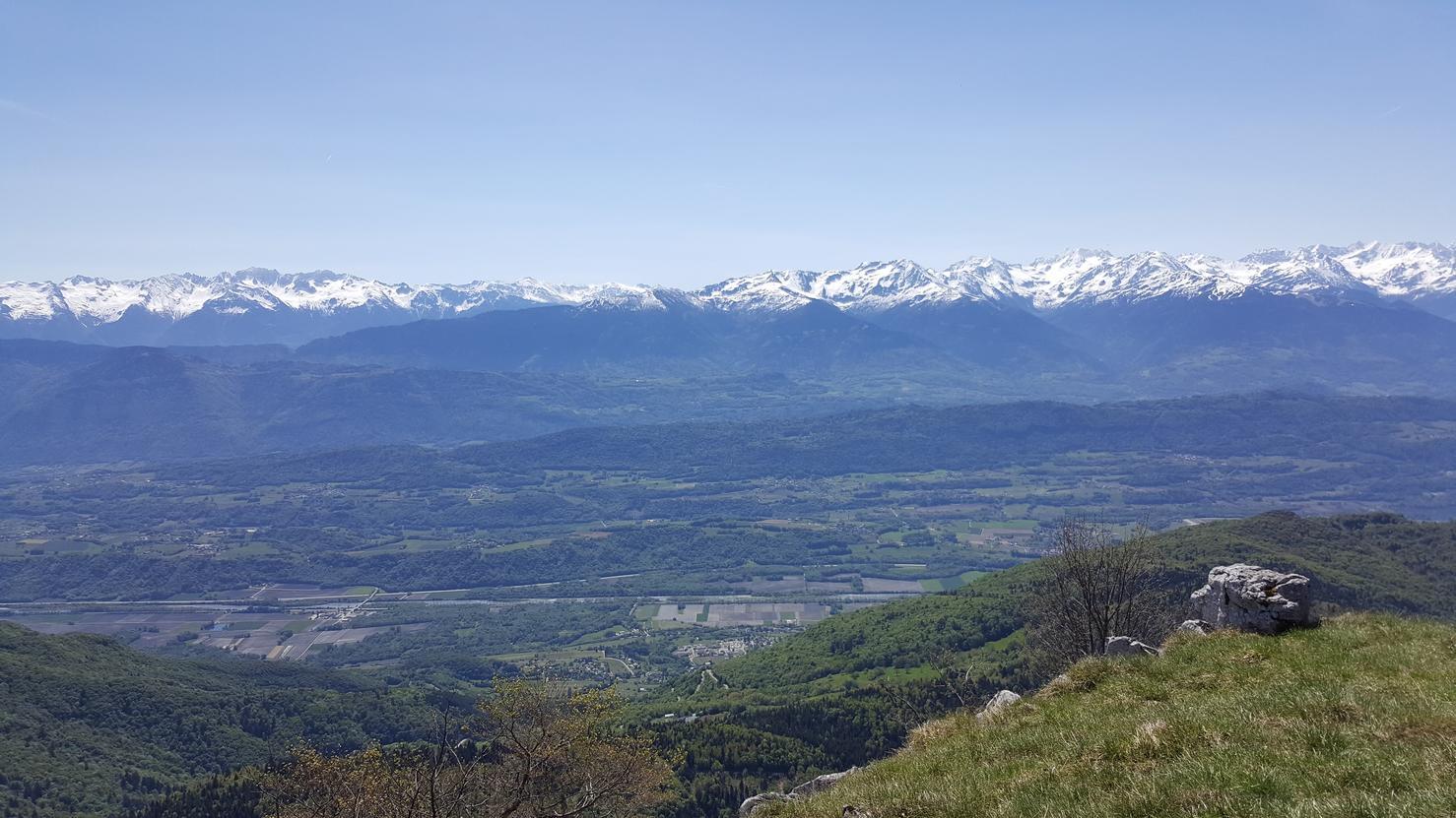 Vue les montagnes là-bas en face